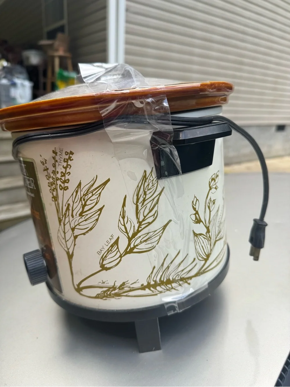 Hamilton Beach Crock Watcher Slow Cooker in Cream and Brown